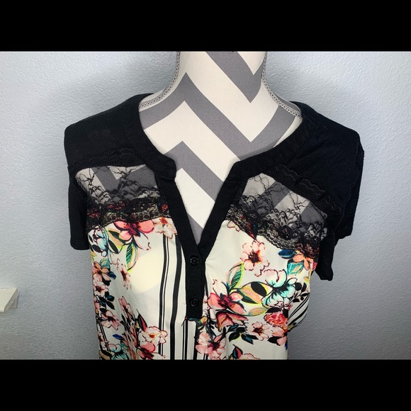Black w/floral print short sleeve blouse - Picture 2 of 3
